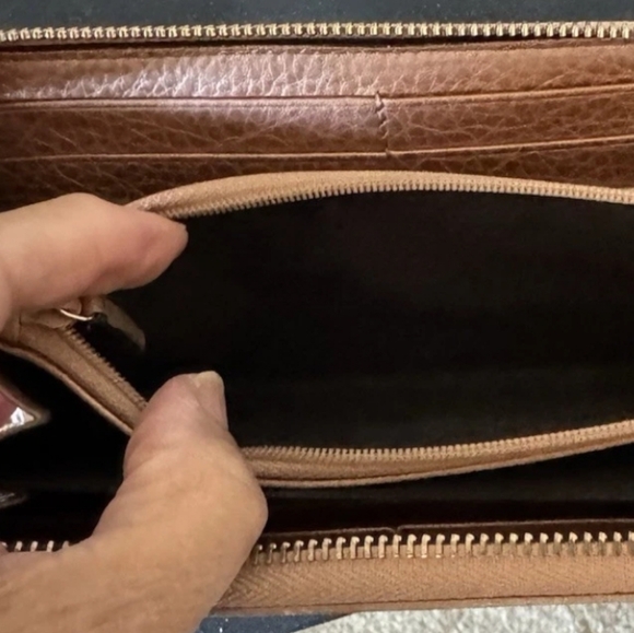 Gucci Pre Loved Embossed 'GGʻMetallic  ROSE GOLD COLOR Leather Wallet - Picture 7 of 7